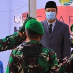 Wali Kota Pasuruan Saifullah Yusuf saat menyaksikan sang saka merah putih hendak dikibarkan.