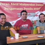 kiri ke kanan: Novli Bernardo Thyssen (Komisioner Bawaslu Surabaya), Aven Januar (Inisiator Rumah Merdeka), dan Fuad Bernardi (Ketua Karang Taruna Surabaya). Foto: M DIDI ROSADI/BANGSAONLINE