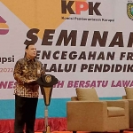 Ketua Komisi Pemberantasan Korupsi (KPK), Firli Bahuri saat memberikan materi dalam seminar di Hall Sun Hotel, Jumat (2/12/2022). Foto : Hendro Suhartono/BANGSAONLINE.com