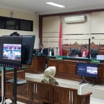 Siska Wati saat menjalani proses sidang agenda dakwaan dalam sidang perdana di Pengadilan Tindak Pidana Korupsi (Tipikor) Surabaya.
