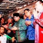 Gubernur Soekarwo didampingi Bupati Ponorogo H Amin melepas Soiman, penderita gangguan jiwa yang akan dikirim ke RSJ Menur Surabaya. Foto:humasprov 