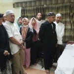 Abdul Haris, Kepala Kemenag Jombang (baju hitam) bersama keluarga saat berada di dekat almarhumah Siti Fatimah Suparman Darjo. foto: istimewa