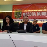 Abdullah Umar (tengah) saat memperkenalkan Masdra Nurriza (kanan) sebagai pelatih kepala Persibo.
