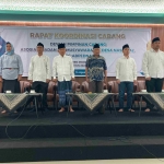 Deni Purwantining Tyas, Abdul Syukur, Prof Dr KH Asep Saifuuddin Chalim, MA, Dr Achmady,  Gus Barra dan Rizal Octavian dalam acara Rakor DPC Abpednas) Kabupaten Mojokerto di Aula Universitas KH. Abdul Chalim (UAC) Pacet, Mojokerto, Selasa (14/8/2024). Foto: M. Sulthon Neagara/bangsaonline