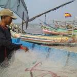KENA DAMPAKNYA: Para nelayan lebih memilih memarkir perahunya ketimbang melaut. Hal ini karena sebagian wilayah tangkapannya masih tercemar dengan ceceran minyak.