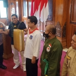 Kapolres Mojokerto Kota AKBP Wiwit Adisatria saat menyerahkan bantuan peralatan latihan pencak silat secara simbolis.