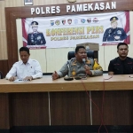 Kapolres Pamekasan AKBP Jazuli Dani Irawan (tengah) saat memberikan keterangan terkait perkembangan kasus dugaan pemalsuan sertifikat. 