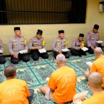 Kapolres Ngawi saat berbuka puasa bersama tahanan.