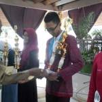 PARA JUARA: Kepala Bakesbangpol Sidoarjo menyerahkan piala dan penghargaan kepada para pemenang lomba Lagu-Lagu Nasional tingkat SMA/SMK, di Pendapa Delta Wibawa Sidoarjo, Senin (30/11/2015). foto: musta