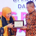 Gubernur Jawa Timur Khofifah Indar Parawansa menyerahkan cenderamata saat misi dagang dan silaturahim dengan warga kelahiran Jatim di Amel Convention Banda Aceh.