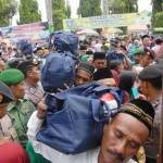 Para Jamaah haji kumpul di pendopo Kabupaten Jombang untuk diberangkatkan ke asrama haji Sukolilo Surabaya. (rony suhartomo/BANGSAONLINE)