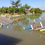 Kondisi Jembatan Kedungpeluk ambruk, setelah dilewati dump truk pengangkut pasir batu di Desa Kedungpeluk, Candi, Sidoarjo.