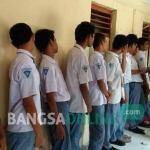Para pelajar yang terjaring razia Satpol PP Kabupaten Jombang karena bolos saat jam sekolah, Selasa (7/2). foto: RONY S/ BANGSAONLINE