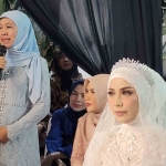 Siti Juwairiyah (Ning Ria), Nyai Hj Alif Fadhilah dan Khofifah Indar Parawansa saat memberikan sambutan dalam acara akan nikah Ning Ria dengan Muhammad Sultan Alikhan di Pondok Pesantren Amanatul Ummah Jalan Siwalankerto Surabaya, Jumat (5/9/2024). Foto: MMA/bangsaonline