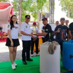 Pj Bupati Nganjuk saat menyerahkan piala kepada pemenang lomba kicau.