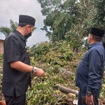 Para anggota DPRD Kabupaten Mojokerto saat sidak ke lokasi pohon tumbang.