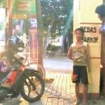 Reyang Permana saat ditemui di tempat kerjanya mengelap kendaraan di Apotek Jl Adityawarman Jombang. foto: romza/ bangsaonline