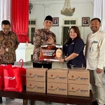 Pj. Bupati Bangkalan Arief M. Edie saat menerima bantuan paket sembako untuk korban banjir dari SKK Migas dan PHE WMO.