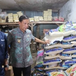 Pj Bupati Pamekasan, Masrukin, dan Kepala Disperindag Pamekasan, saat menemukan toko yang menimbun di Pasar 17 Agustus. 