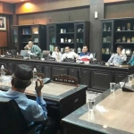 Warga Pamurbaya saat hearing dengan Komisi A DPRD Jawa Timur