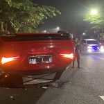 Sebuah mobil Mercedes Benz bernopol B 7 DUS oleng dan terbalik di depan GKI Diponegoro, Surabaya, Jumat (01/04) sekira pukul 00.21 WIB. Foto: Pikiran rakyat
