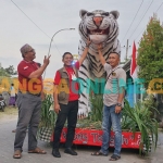 Kades Morobakung, Muhammad Askur Farid (kanan), bersama Camat Manyar, Zainul Arifin, dan Wakil Ketua BPD, Nur Kholis, saat persiapan karnaval. Foto: SYUHUD/BANGSAONLINE.