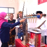 Gubernur Jawa Timur Khofifah Indar Parawansa melihat koleksi keris saat berkunjung ke Desa Wisata Keris Aeng Tong-Tong Kabupaten Sumenep, beberapa waktu lalu.