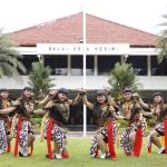 Salah satu kelompok tari yang menampilkan tarian khas Kediri. Foto: Ist