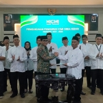 Ketua ICMI Jawa Timur Ulul Albab (baju batik) saat menyerahkan SK kepada Ketua ICMI Orda Kediri Zainal Arifin. Foto: MUJI HARJITA/ BANGSAONLINE