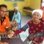 Kegiatan sosial Gafatar Blitar dengan melakukan pengobatan dan pemeriksaan kesehatan gratis di Kecamatan Sanan Kulon. foto: tri susanto/ BANGSAONLINE