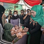 Ketua Umum PP Muslimat NU, Khofifah Indar Parawansa, saat hadir dalam pasar murah yang digelar PC Muslimat NU Situbondo di GOR Baluran.