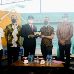 Bupati Lamongan Yuhronur Efendi saat tukar cenderamata dengan Clint Shoemake selaku Deputi Politik dan Ekonomi di Surabaya Amerika Serikat.