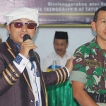Rizky Sembada (kiri) dan Prajurit TNI Kodim 0806 Trenggalek. foto: HERMAN/ BANGSAONLINE