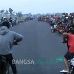 Suasana balap liar di jalur lingkar Mojoagung. foto: rony suhartomo/ BANGSAONLINE