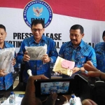 AKBP Ir. Bambang, M.Si, Kepala BNN Kota Malang didampingi 3 Kasi menunjukan barang bukti hasil penyitaan di tahun 2017, Jumat (29/12). foto: IWAN/ BANGSAONLINE