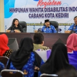 Ketua DPC HWDI Kota Kediri, Vivi Nurisha Cahyaningtyas, bersama Asisten Pemerintahan dan Kesra Pemkot Kediri, Mandung Sulaksono (tengah), dan Kepala Dinsos Kota Kediri, Paulus Luhur Budi. Foto: Ist 