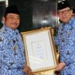 Bupati Saiful Ilah menerima penghargaan penyelenggaraan pemerintah daerah berkinerja sangat baik dari Menteri Dalam Negeri (Mendagri) Tjahjo Kumolo. Foto : ist/hms