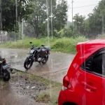 Hujan yang mengguyur Mojokerto Raya kali ini cukup deras.
