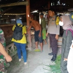 Petgas saat melakukan pendataan dan vaksinasi ke rumah penduduk yang memiliki hewan ternak di Ngawi