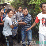 Petugas mengevakuasi jasad Sholikin ke RSUD Jombang. foto: ROMZA/ BANGSAONLINE