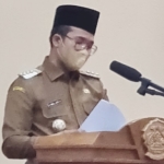 Bupati Bangkalan Ra Latif saat memberikan jawaban pandangan fraksi-faksi terkait RAPBD Tahun Anggaran 2022, di Gedung DPRD Bangkalan, Senin (2021).