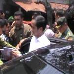 Presiden Jokowi saat menyapa warga di Pasar Jenu Tuban. foto: suwandi/BANGSAONLINE