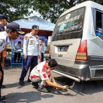 Petugas dari Dishub Kota Kediri saat melakukan uji emisi. Foto: Ist