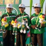 Tiga atlet sepatu roda Tuban yang telah berhasil menyumbangkan tiga medali.