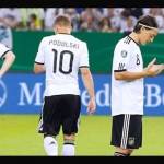 Mesut Ozil selalu berdoa sebelum memulai laga. Pemain Timnas Jerman ini bahkan menyempatkan umrah sebelum Piala Eropa 2016.