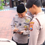 Wakapolres Ngawi, Kompol Achmad Robial saat memeriksa handphone para personelnya usai pelaksanaan apel pagi di lapangan Satya Haprabu polres setempat.