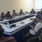 Sejumlah wartawan saat rapat terkait pembentukan Forum Komunikasi Wartawan Lumajang (FKWL). (Imron/BangsaOnline)