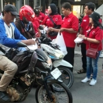 Pengurus dan kader DPC dan PAC PDIP Gresik  membagikan takjil kepada pengguna jalan. Foto: Syuhud/BANGSAONLINE.com