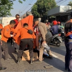 Proses evakuasi pria yang terlibat kecelakaan di Raya Mastrip, Surabaya. Foto: Dok. Command Center 112 Surabaya.