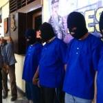 Para pelaku yang mengaku debt collector saat ditanyai Kapolres Bojonegoro. foto: eki nurhadi/ BANGSAONLINE